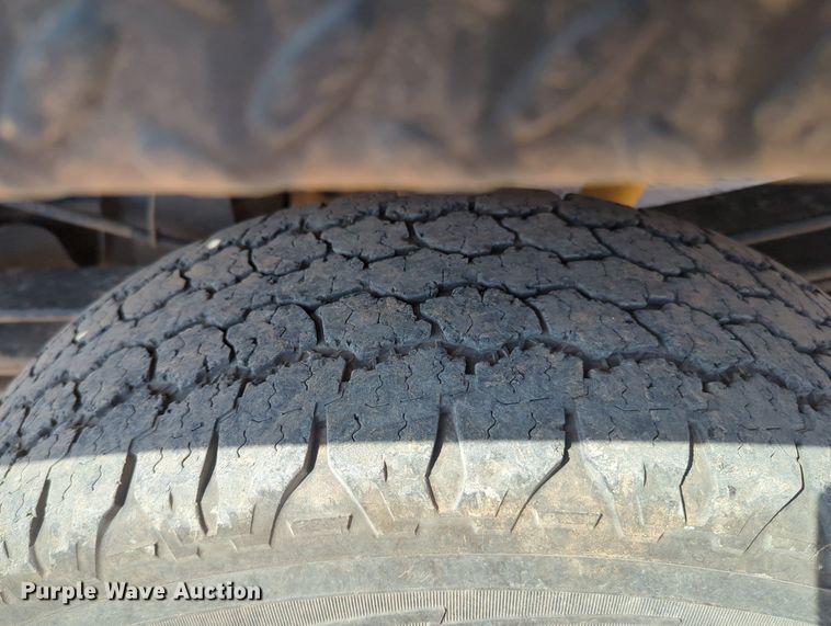 image for item MX9433 2015 Ford F250 Super Duty  Crew Cab flatbed pickup truck