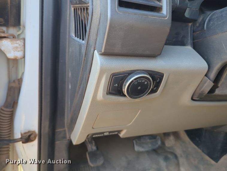 image for item MX9436 2017 Ford F250 Super Duty  Crew Cab pickup truck