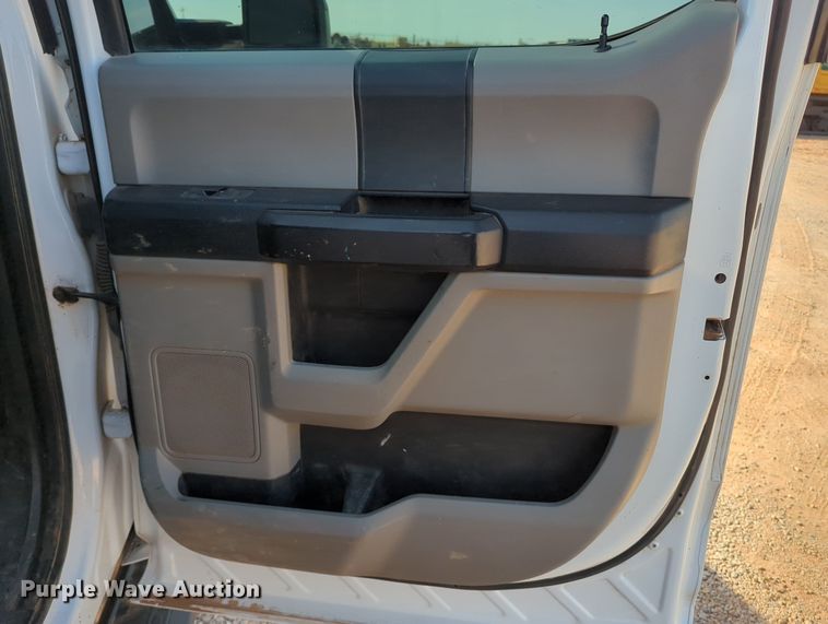 image for item MX9436 2017 Ford F250 Super Duty  Crew Cab pickup truck