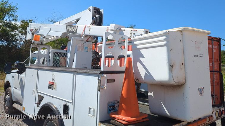 image for item MX9484 2003 Ford F550 Super Duty  bucket truck
