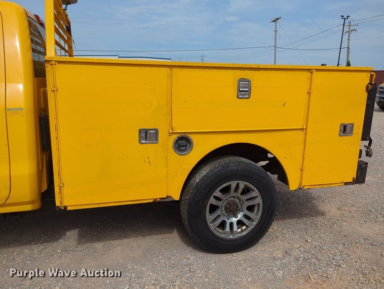 image for item MY9520 2015 Chevrolet Silverado 3500 HD  utility bed pickup truck