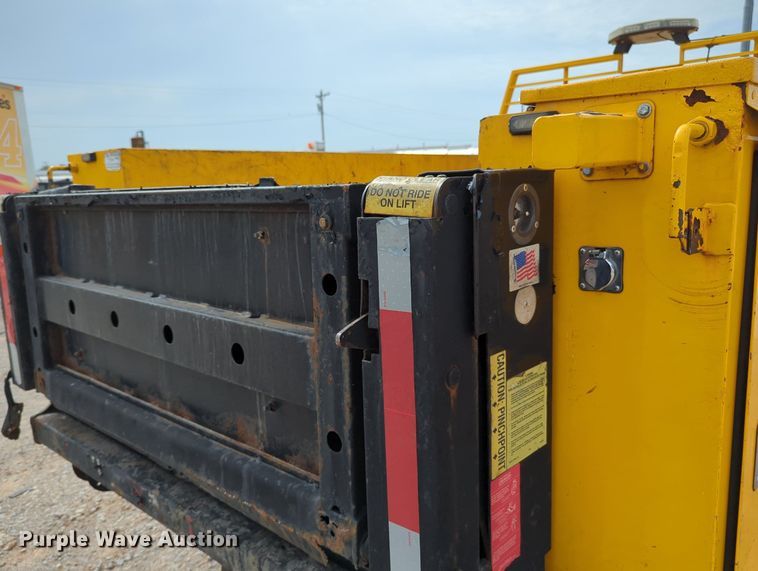 image for item MY9520 2015 Chevrolet Silverado 3500 HD  utility bed pickup truck