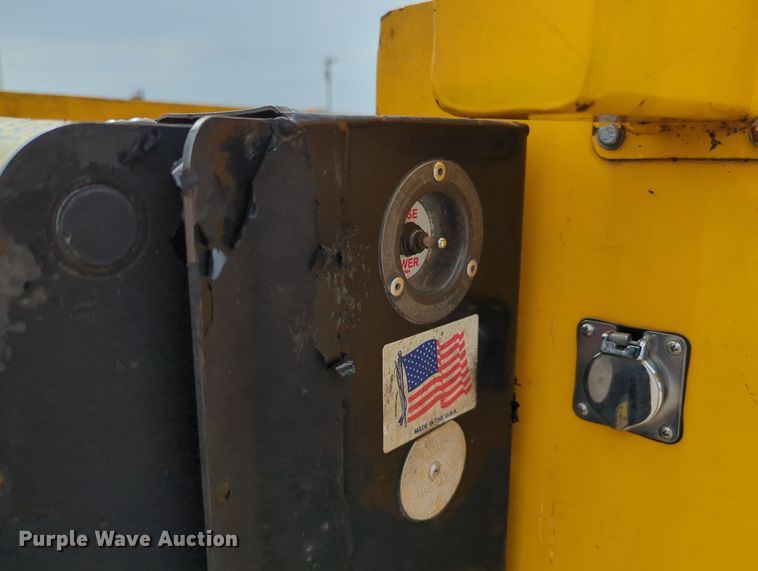 image for item MY9520 2015 Chevrolet Silverado 3500 HD  utility bed pickup truck