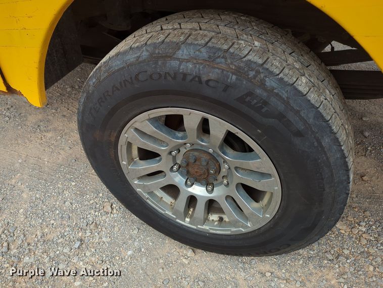 image for item MY9520 2015 Chevrolet Silverado 3500 HD  utility bed pickup truck