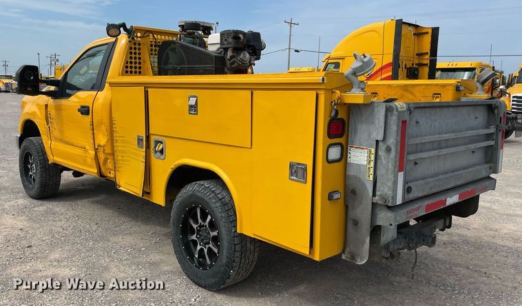 image for item MY9524 2017  Ford F350 Super Duty XL  utility bed pickup truck