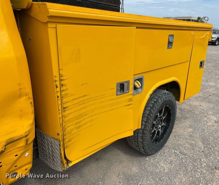 image for item MY9524 2017  Ford F350 Super Duty XL  utility bed pickup truck