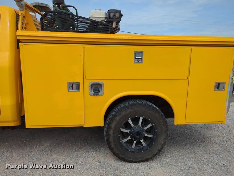 image for item MY9525 2017  Chevrolet Silverado 3500HD  utility bed pickup truck