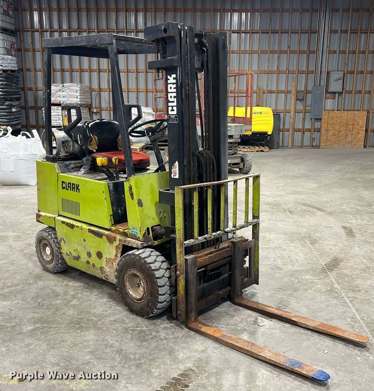 image for item NA9254 1994 Clark GPS15 forklift