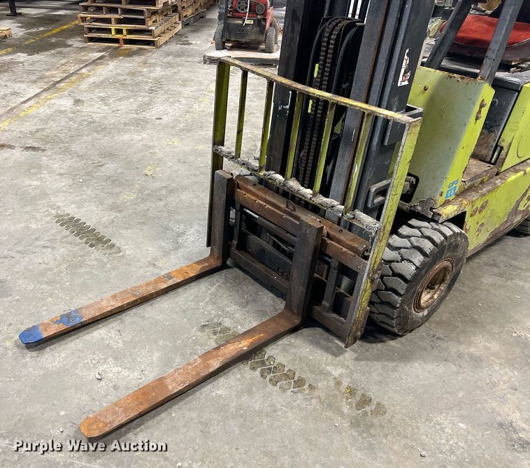 image for item NA9254 1994 Clark GPS15 forklift