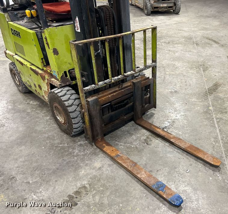 image for item NA9254 1994 Clark GPS15 forklift