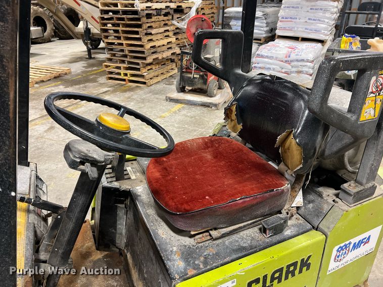 image for item NA9254 1994 Clark GPS15 forklift