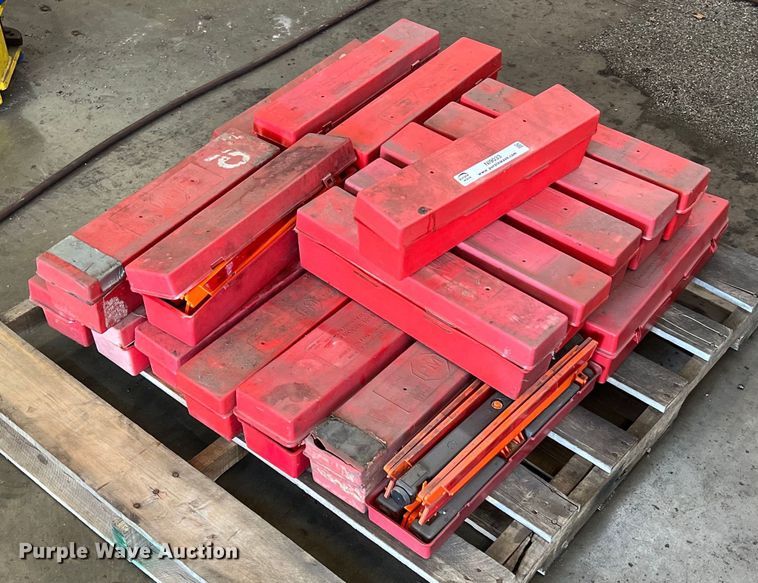 image for item NI9033 Approximately 24 triangle flare kits