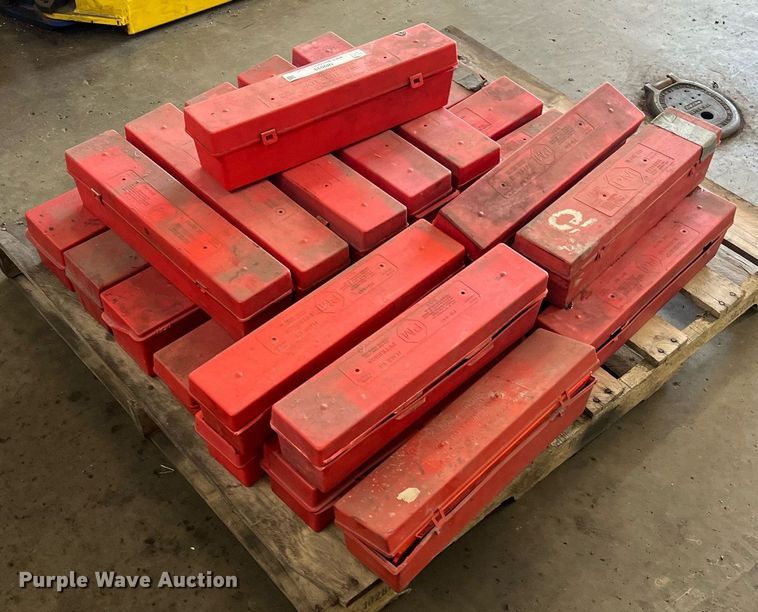 image for item NI9033 Approximately 24 triangle flare kits