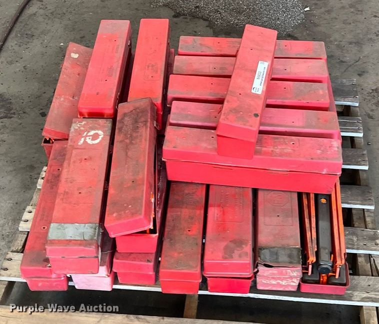 image for item NI9033 Approximately 24 triangle flare kits