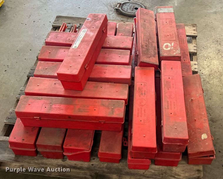 image for item NI9033 Approximately 24 triangle flare kits