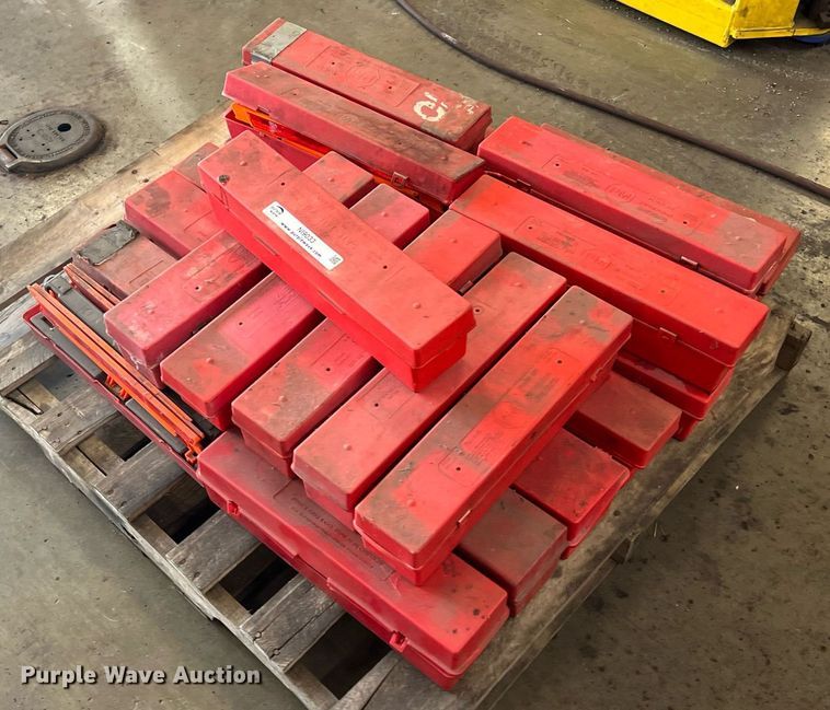 image for item NI9033 Approximately 24 triangle flare kits