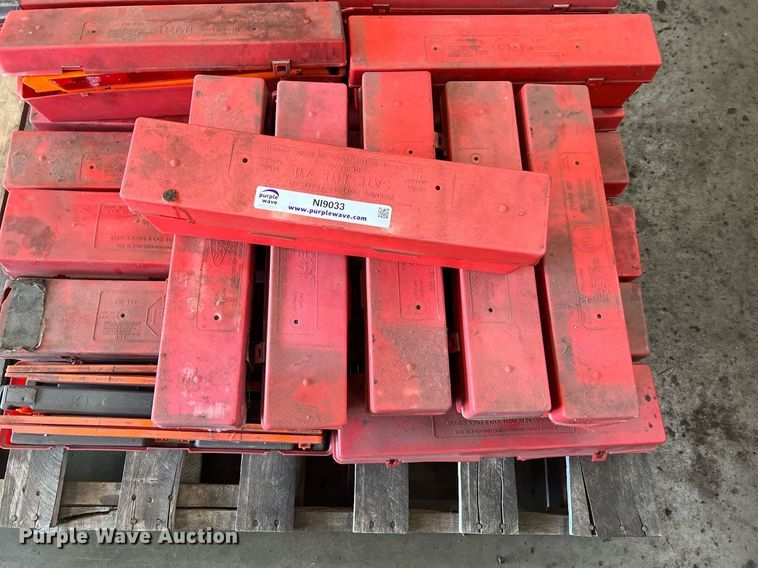 image for item NI9033 Approximately 24 triangle flare kits