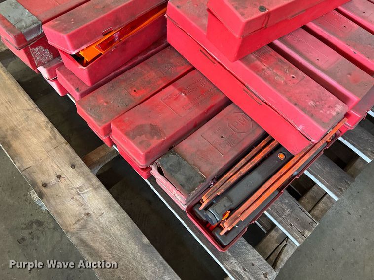 image for item NI9033 Approximately 24 triangle flare kits