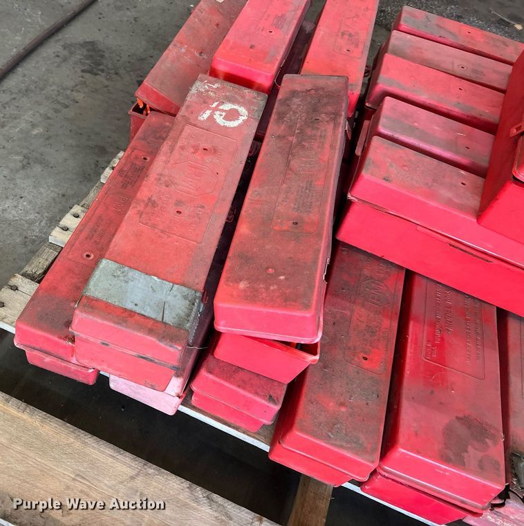 image for item NI9033 Approximately 24 triangle flare kits