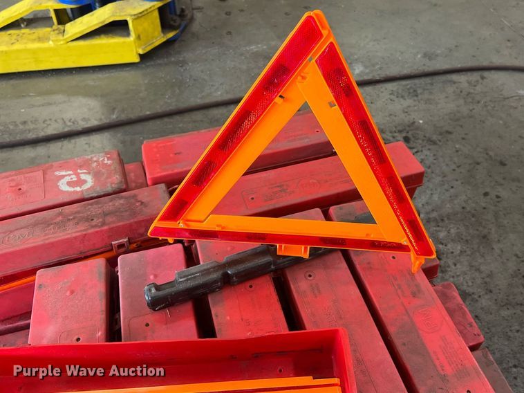 image for item NI9033 Approximately 24 triangle flare kits