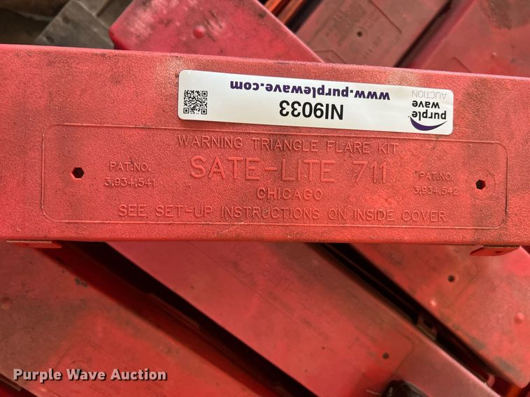 image for item NI9033 Approximately 24 triangle flare kits