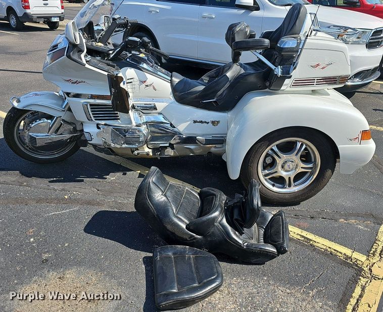 image for item NJ9842 1997 Honda Gold Wing Aspencade  motorcycle