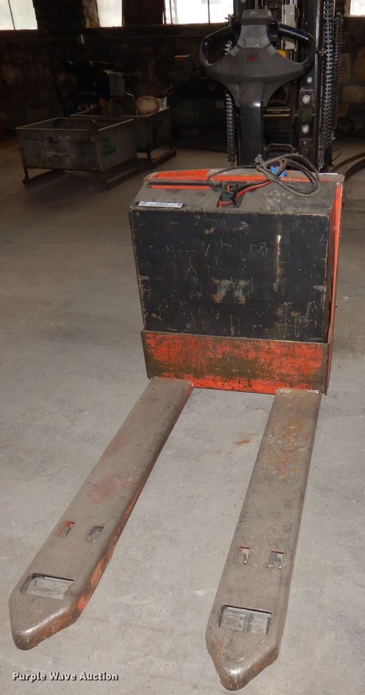 image for item NJ9875 Toyota 7HBW23  pallet jack