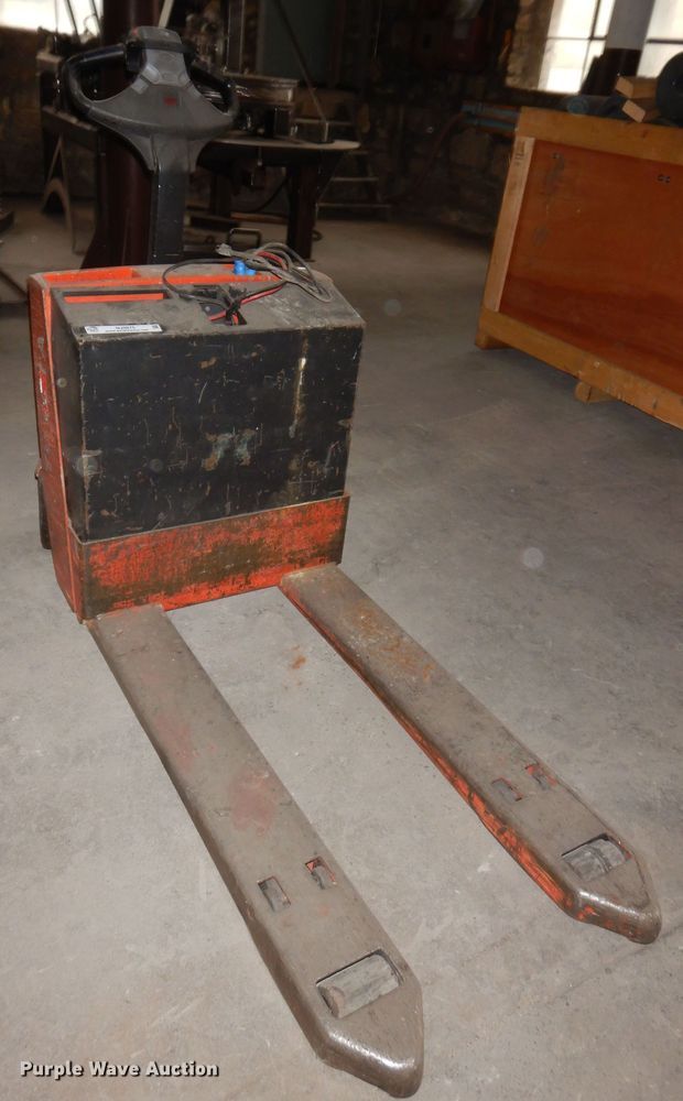 image for item NJ9875 Toyota 7HBW23  pallet jack