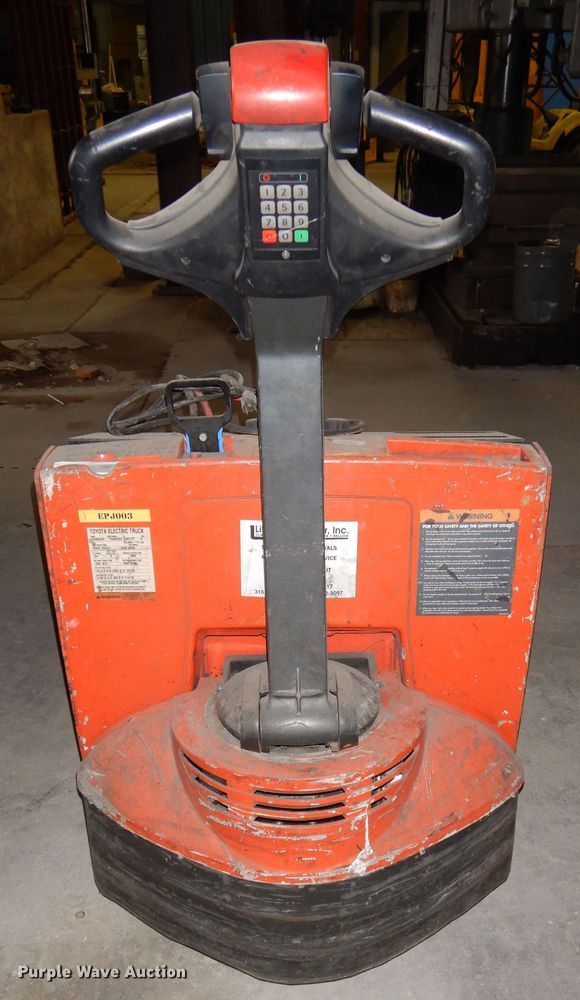 image for item NJ9875 Toyota 7HBW23  pallet jack