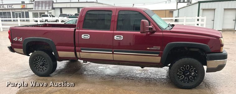 image for item NP9521 2005 Chevrolet Silverado 2500HD  Crew Cab pickup truck