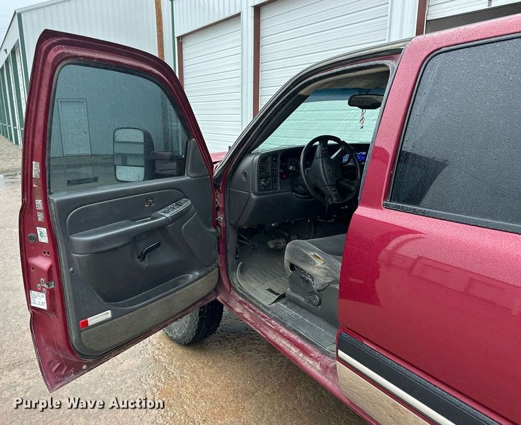 image for item NP9521 2005 Chevrolet Silverado 2500HD  Crew Cab pickup truck