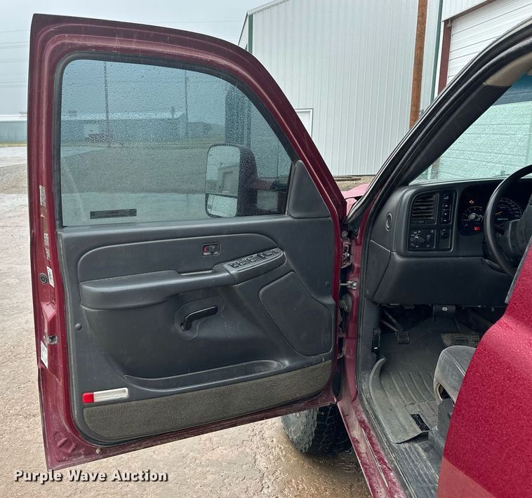 image for item NP9521 2005 Chevrolet Silverado 2500HD  Crew Cab pickup truck