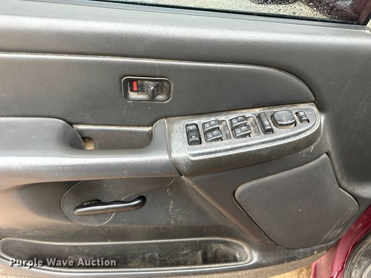 image for item NP9521 2005 Chevrolet Silverado 2500HD  Crew Cab pickup truck