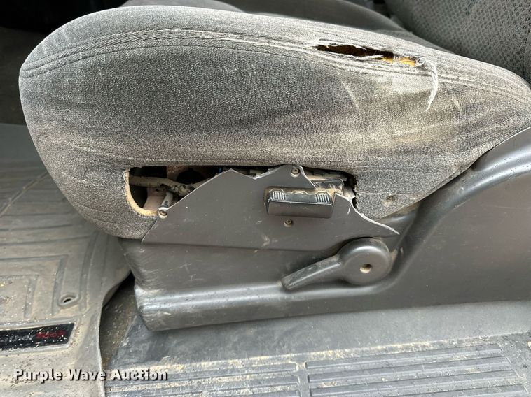 image for item NP9521 2005 Chevrolet Silverado 2500HD  Crew Cab pickup truck