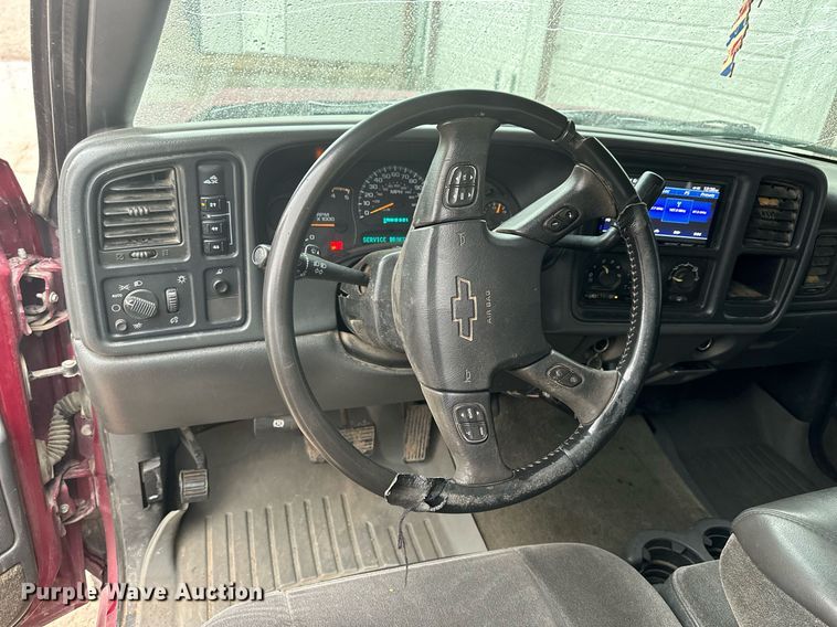 image for item NP9521 2005 Chevrolet Silverado 2500HD  Crew Cab pickup truck