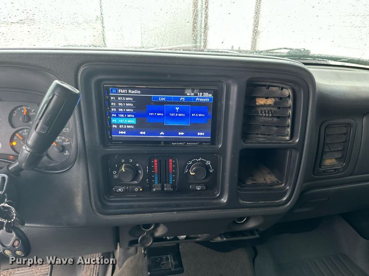 image for item NP9521 2005 Chevrolet Silverado 2500HD  Crew Cab pickup truck