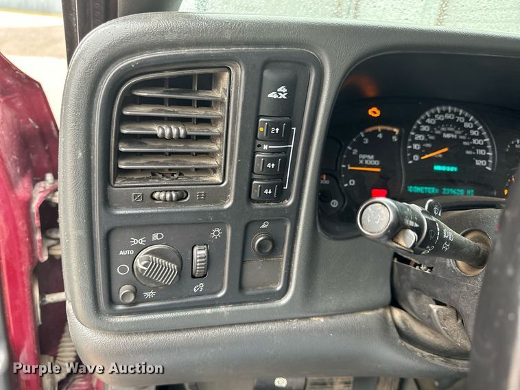 image for item NP9521 2005 Chevrolet Silverado 2500HD  Crew Cab pickup truck