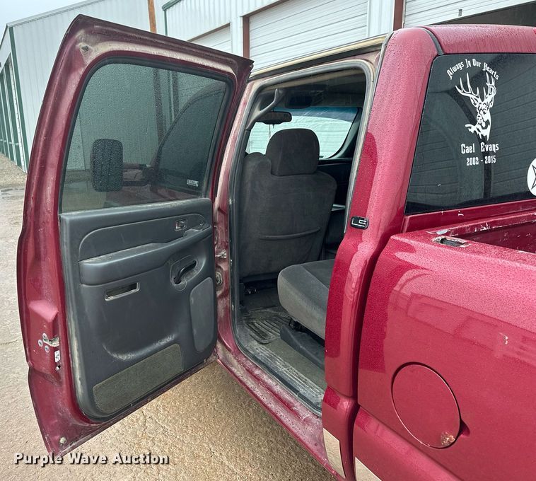 image for item NP9521 2005 Chevrolet Silverado 2500HD  Crew Cab pickup truck