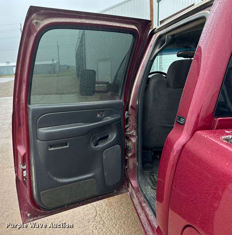 image for item NP9521 2005 Chevrolet Silverado 2500HD  Crew Cab pickup truck