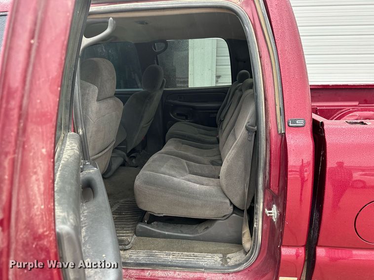 image for item NP9521 2005 Chevrolet Silverado 2500HD  Crew Cab pickup truck