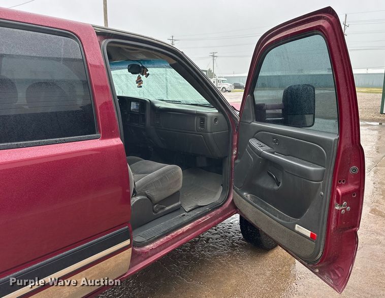 image for item NP9521 2005 Chevrolet Silverado 2500HD  Crew Cab pickup truck