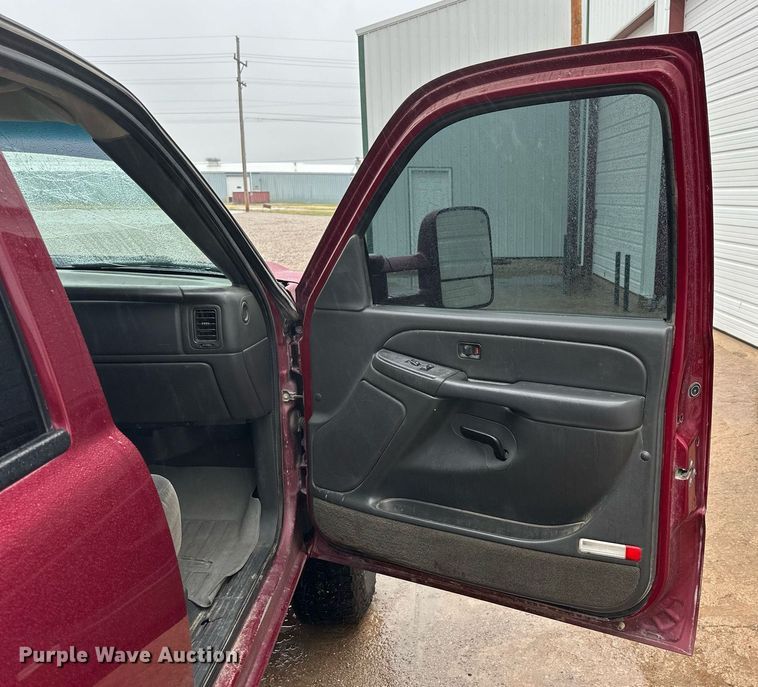 image for item NP9521 2005 Chevrolet Silverado 2500HD  Crew Cab pickup truck