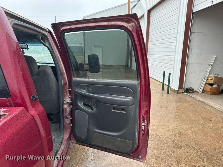 image for item NP9521 2005 Chevrolet Silverado 2500HD  Crew Cab pickup truck