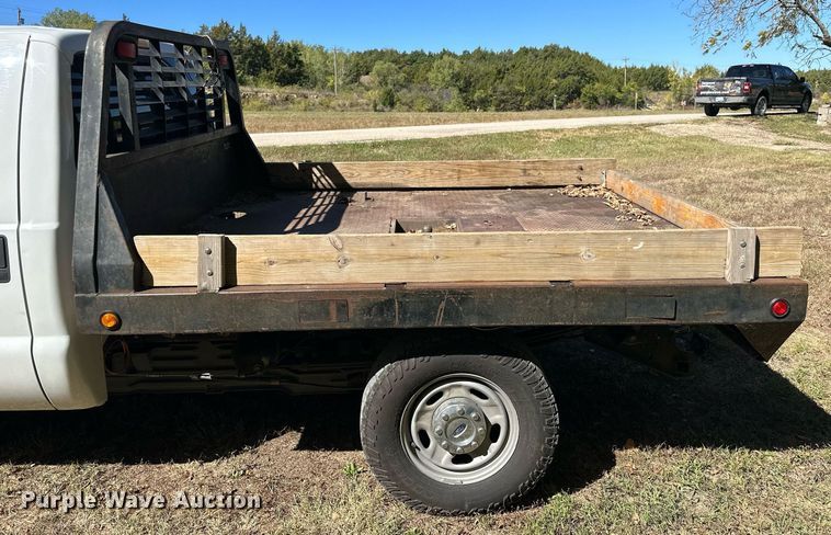 image for item NP9690 2013 Ford F250 Super Duty XL  Crew Cab flatbed pickup truck