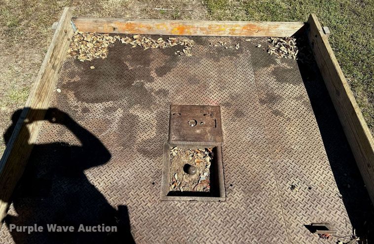 image for item NP9690 2013 Ford F250 Super Duty XL  Crew Cab flatbed pickup truck