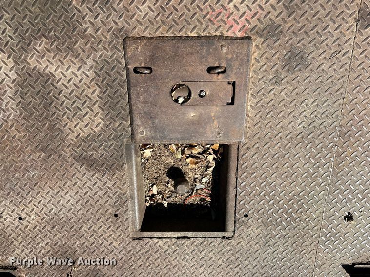 image for item NP9690 2013 Ford F250 Super Duty XL  Crew Cab flatbed pickup truck