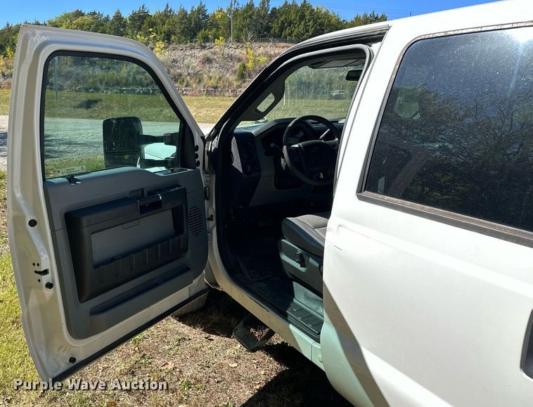 image for item NP9690 2013 Ford F250 Super Duty XL  Crew Cab flatbed pickup truck