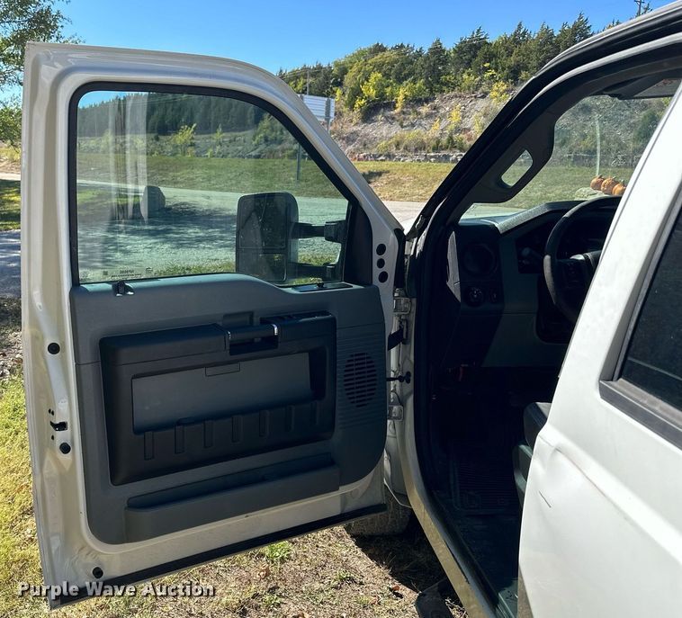 image for item NP9690 2013 Ford F250 Super Duty XL  Crew Cab flatbed pickup truck