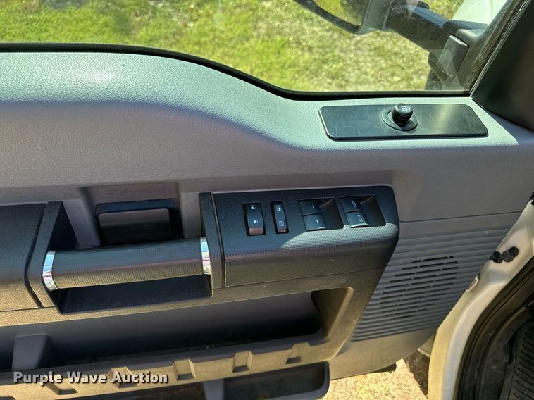 image for item NP9690 2013 Ford F250 Super Duty XL  Crew Cab flatbed pickup truck