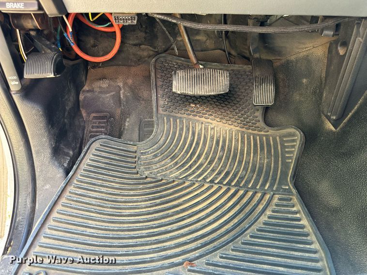 image for item NP9690 2013 Ford F250 Super Duty XL  Crew Cab flatbed pickup truck